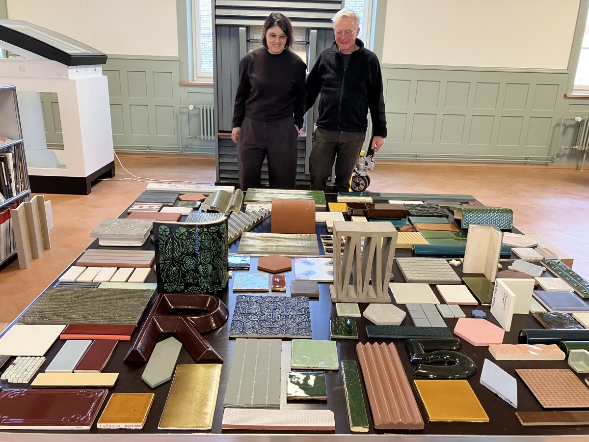 MATERIAL TALK: Hülle in Handarbeit